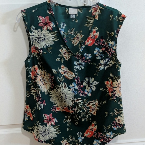 Tops - Green floral sleeveless blouse